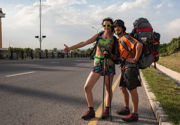 Two Lovers Hitchhiking, stand with a blank sign — Stock Photo, Image