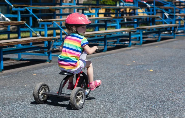 Kind op een fiets die betrokken zijn bij de kinderen competities — Stockfoto