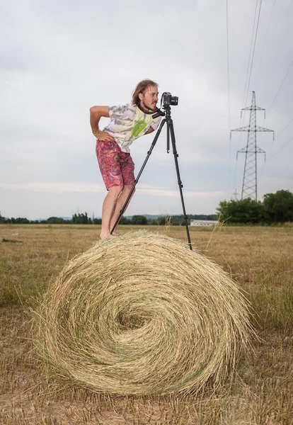 Fotógrafo en el campo en el pesebre —  Fotos de Stock