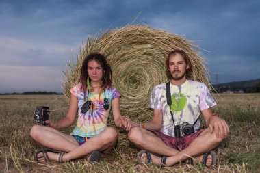 severler saman üzerinde oturan bir çift