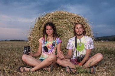 severler saman üzerinde oturan bir çift