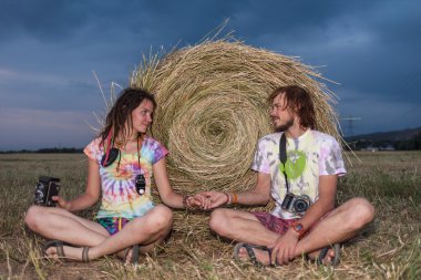 severler saman üzerinde oturan bir çift