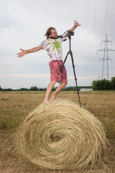 Fotograf w polu w żłobie — Zdjęcie stockowe