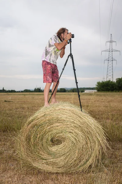 Fotógrafo no campo na manjedoura — Fotografia de Stock