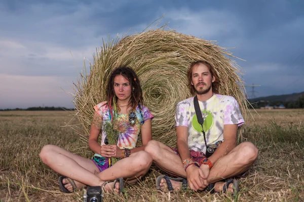 A pair of lovers sitting on the hay — Stock Photo, Image