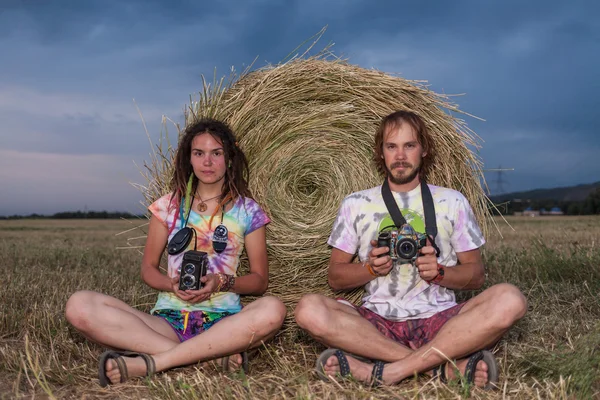 Un par de amantes sentados en el heno — Foto de Stock