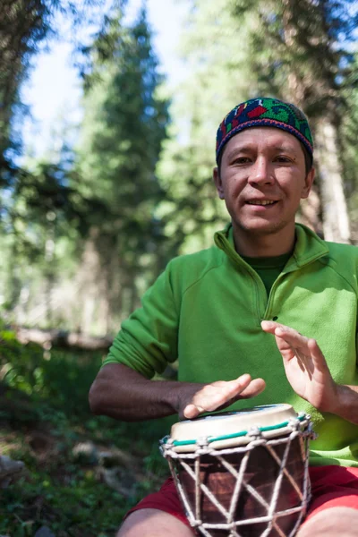 L'uomo suona la mano tamburi in natura — Foto Stock