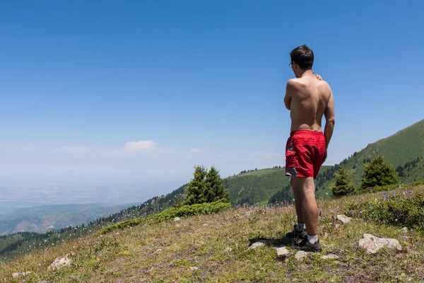 La gente va a fare un'escursione in montagna in una bella giornata estiva . — Foto Stock