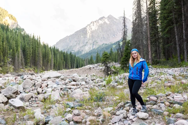 Ragazza che cammina sulle montagne e si riposa ingannato. bene nel mo — Foto Stock