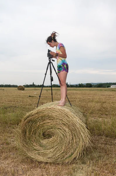 Kobieta fotograf w polu w żłobie — Zdjęcie stockowe