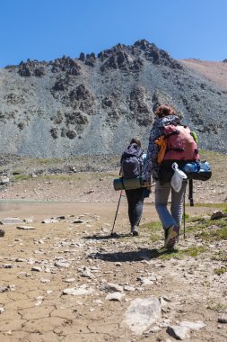 insanlar bir dağ yürüyüşü için güzel bir yaz gününde gidin..