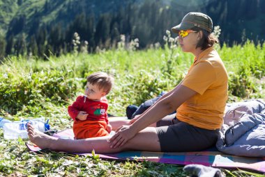 doğasına bir köpekle oynayan küçük çocuk