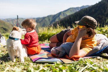 doğasına bir köpekle oynayan küçük çocuk