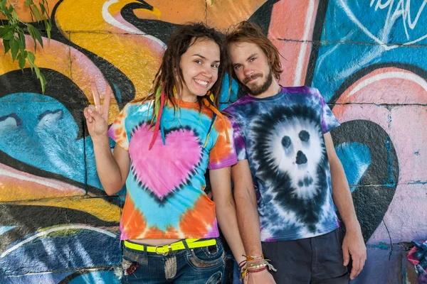 Gente muy feliz y brillante en camisetas Hippie — Foto de Stock
