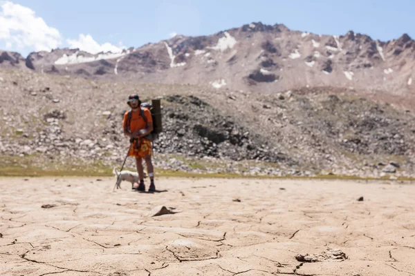 Terra spaccata tra le montagne — Foto Stock