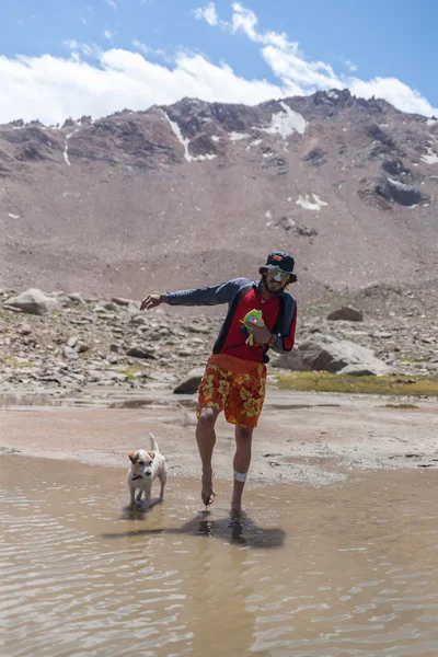 幸せなカップルの小さな犬と湖で泳ぐ — ストック写真