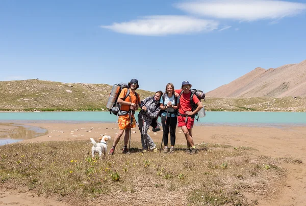 人们在一个美丽的夏日去一次远足登山. — 图库照片