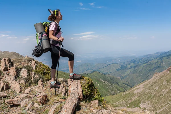 El hombre de arriba mira con orgullo a lo lejos. — Foto de Stock