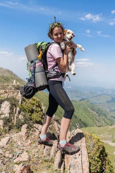 Casal feliz nada no lago com um pequeno cão — Fotografia de Stock