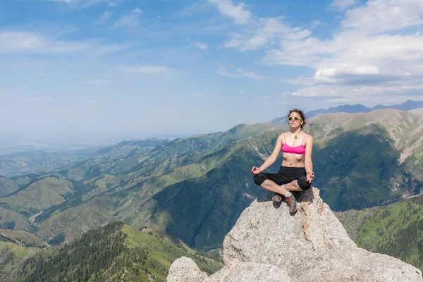 L'uomo in cima guarda con orgoglio in lontananza — Foto Stock