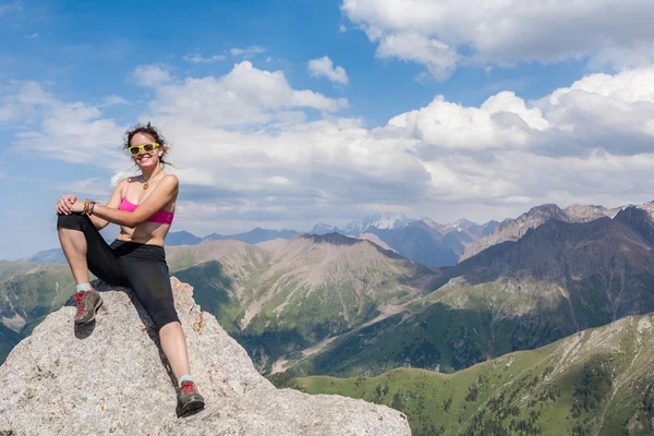 Der Mann an der Spitze blickt stolz in die Ferne — Stockfoto