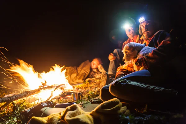 Feu de joie dans un camp en montagne et la lumière des lampes de poche — Photo