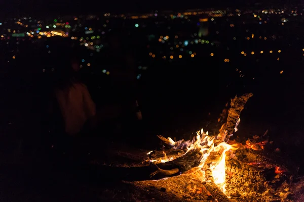 Lagerfeuer in einem Bergcamp — Stockfoto
