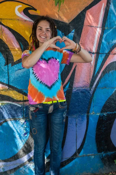Gente muy feliz y brillante en camisetas Hippie — Foto de Stock
