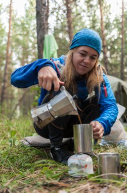 turistlerin dinlenme kampında doğa ve gıda tadını çıkarın