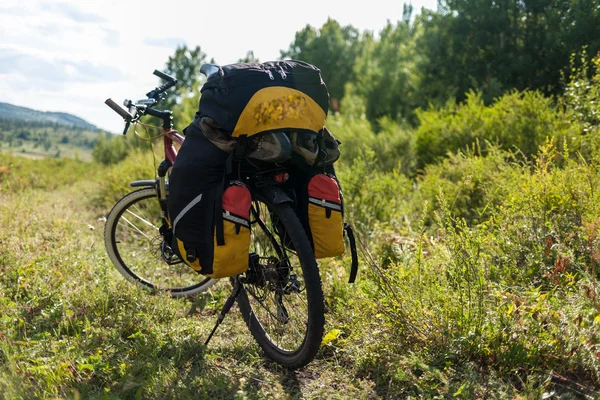 Mensen reizen per fiets de wildernis — Stockfoto