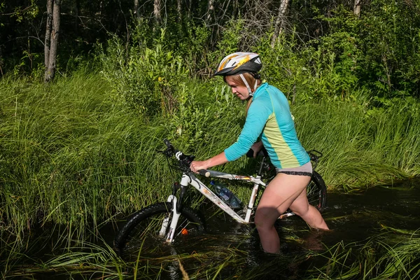 Mensen reizen per fiets de wildernis — Stockfoto