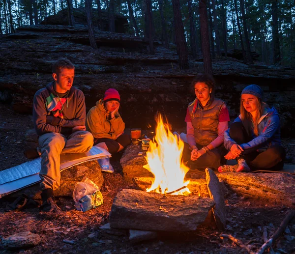 Turistas en el campamento en reposo, disfrutar de la naturaleza y la comida — Foto de Stock