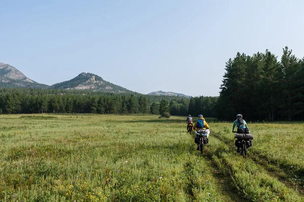 Lidé cestují na kole do divočiny — Stock fotografie