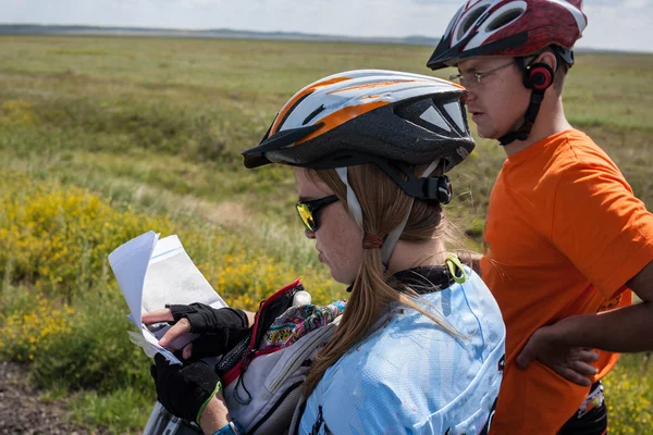 Mensen reizen per fiets de wildernis — Stockfoto