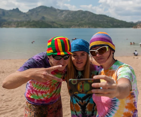 Adolescentes brilhantes se divertindo na praia — Fotografia de Stock