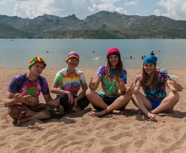 Adolescentes brillantes divirtiéndose en la playa — Foto de Stock