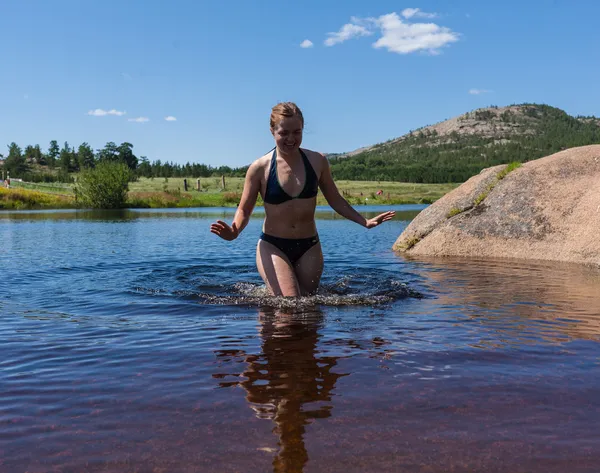 La gente si bagna in un lago panoramico di montagna — Foto Stock