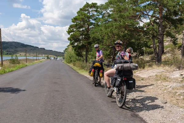 Mensen reizen per fiets de wildernis — Stockfoto