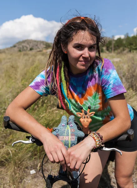 Bella ragazza sulla natura, godendo il soggiorno — Foto Stock