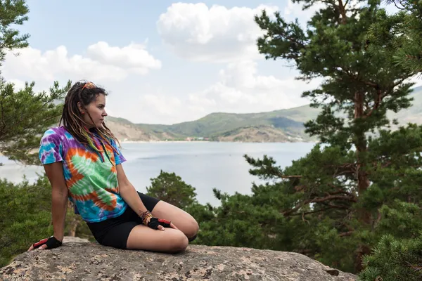 Menina bonita na natureza, apreciando a estadia — Fotografia de Stock