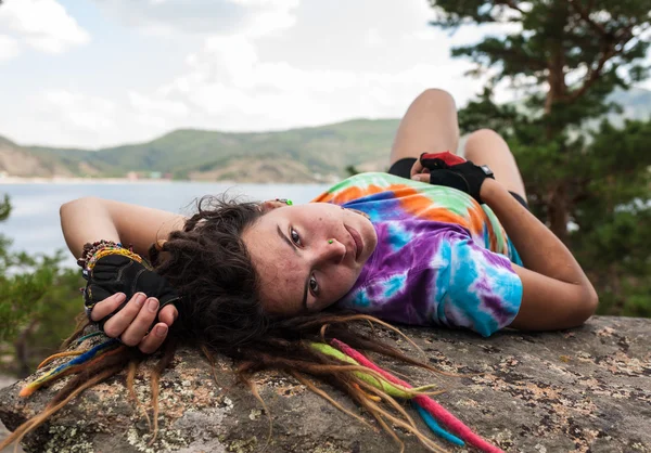 Menina bonita na natureza, apreciando a estadia — Fotografia de Stock