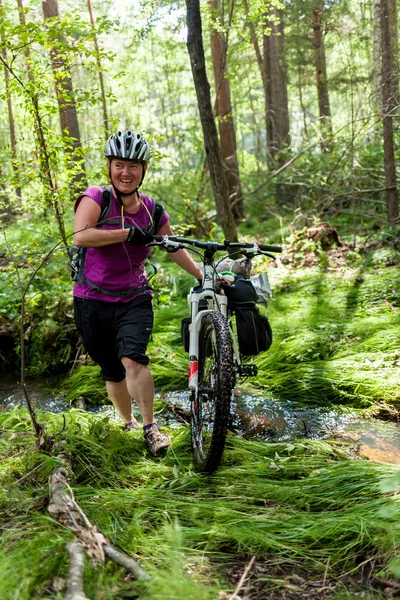 Mensen reizen per fiets de wildernis — Stockfoto