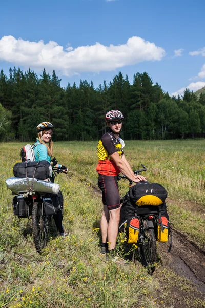 Mensen reizen per fiets de wildernis — Stockfoto