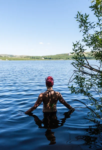 人们沐浴在山风景秀丽的湖畔 — 图库照片