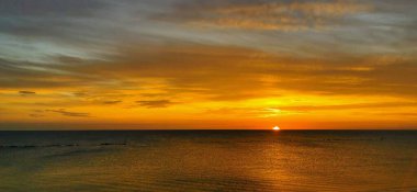 Akdeniz 'de gün doğumunun güzel manzarası