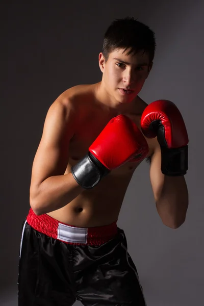 Jonge mannelijke kickbokser — Stockfoto