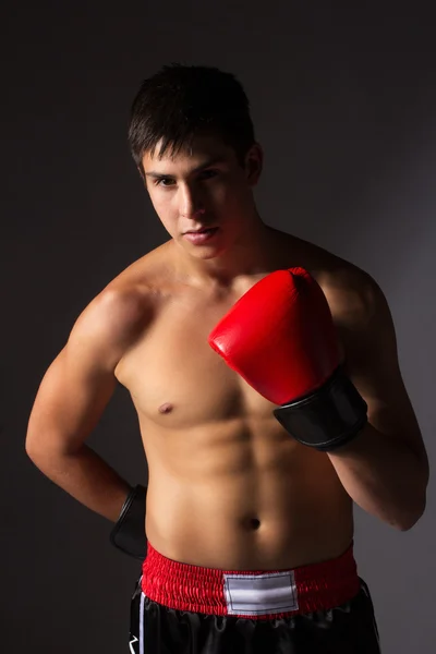 Jonge mannelijke kickbokser — Stockfoto