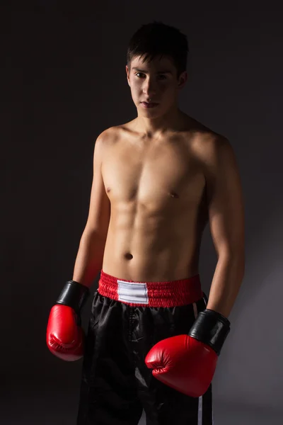 Joven kickboxer masculino —  Fotos de Stock