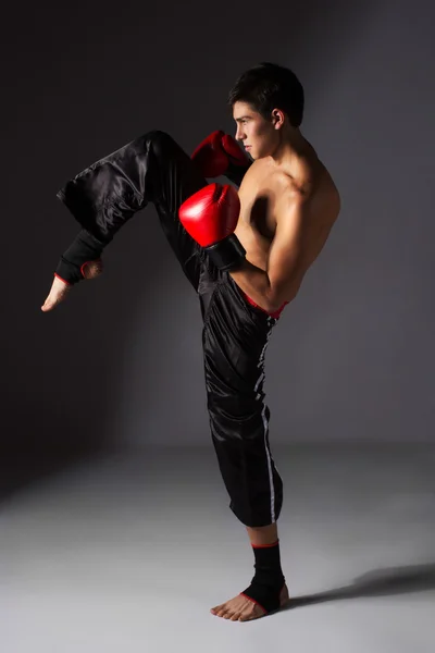 若い男性のキック ボクサー — ストック写真