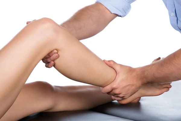 Paciente fisioterapeuta massagista — Fotografia de Stock